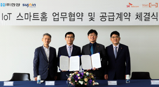 SK텔레콤은 한양과 인천 청라국제도시의 8월 분양 예정인 '한양 수자인' 아파트 1500세대에 대한 스마트홈 서비스 공급 계약을 체결했다고 9일 밝혔다. 회사는 스마트홈 전문가가 아파트 설계 단계부터 직접 참여해 지역 특성과 주거 환경 등 다양한 요소를 고려, 입주자의 수요에 최적화된 '맞춤형' 스마트홈 서비스를 제공한다고 설명했다. 조영훈 SK텔레콤 홈사업본부장(왼쪽 세번째)이 이봉규 한양 건축주택사업본부장(왼쪽 두번째)과 계약을 맺고 기념촬영을 하고 있다.  SK텔레콤 제공
